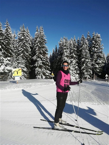 Una sciatrice sulle canaline nel bellissimo paesaggio innevato.